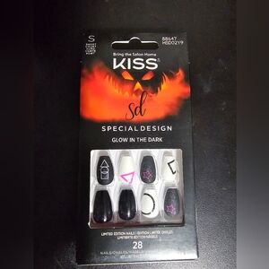 KISS Special Design Glow in the Dark Nails